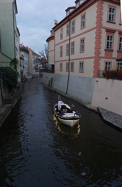 Boot im Čertovka canal, Prag